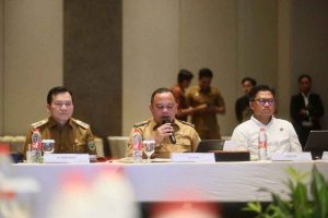Pj Gubernur Sumsel, Eelen Setiadi (kanan) memimpin rapat pencegahan illegal drilling di Hotel Santika, Palembang, Senin (23/12/2024). Foto: Humas Pemprov Sumsel.