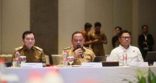Pj Gubernur Sumsel, Eelen Setiadi (kanan) memimpin rapat pencegahan illegal drilling di Hotel Santika, Palembang, Senin (23/12/2024). Foto: Humas Pemprov Sumsel.