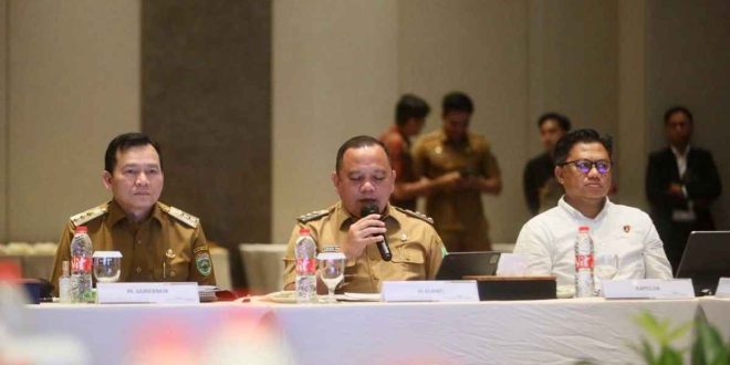 Pj Gubernur Sumsel, Eelen Setiadi (kanan) memimpin rapat pencegahan illegal drilling di Hotel Santika, Palembang, Senin (23/12/2024). Foto: Humas Pemprov Sumsel.
