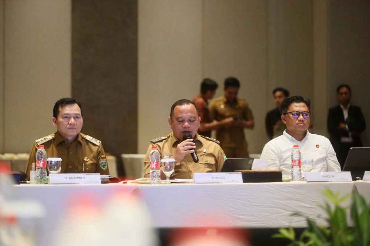 Pj Gubernur Sumsel, Eelen Setiadi (kanan) memimpin rapat pencegahan illegal drilling di Hotel Santika, Palembang, Senin (23/12/2024). Foto: Humas Pemprov Sumsel.