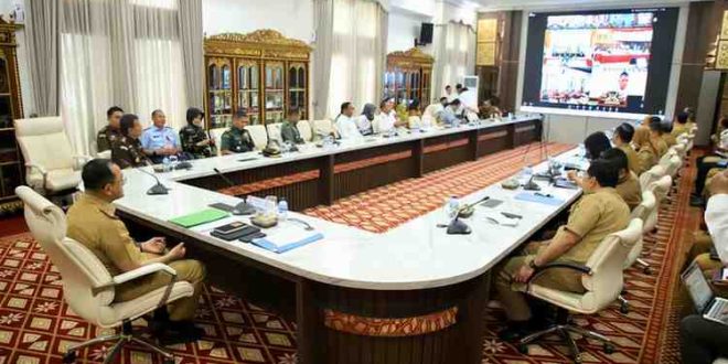 Para pejabat Sumsel mengikuti Rapat Koordinasi Bidang Pengendalian Inflasi di Daerah Tahun 2024 dirangkaikan dengan Sosialisasi Kebijakan Upah Minimum Tahun 2025 diselenggarakan Kemendagri secara virtual, Senin (9/12/2024) pagi. Foto: Humas Pemprov Sumsel.