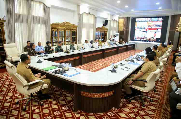 Para pejabat Sumsel mengikuti Rapat Koordinasi Bidang Pengendalian Inflasi di Daerah Tahun 2024 dirangkaikan dengan Sosialisasi Kebijakan Upah Minimum Tahun 2025 diselenggarakan Kemendagri secara virtual, Senin (9/12/2024) pagi. Foto: Humas Pemprov Sumsel.