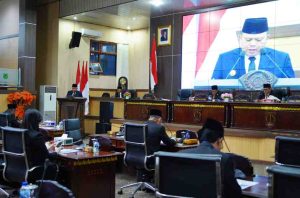 Pj Bupati Muba, Sandi Fahlevi menyampaikan pidato setelah mendengar paparan hasil reses DPRD Muba, Senin (2/12/2024). Foto: Kominfo Muba.