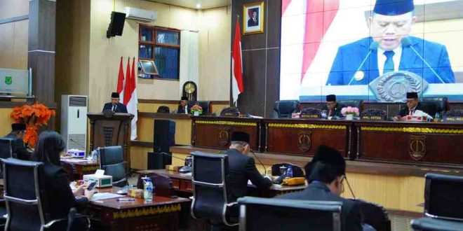Pj Bupati Muba, Sandi Fahlevi menyampaikan pidato setelah mendengar paparan hasil reses DPRD Muba, Senin (2/12/2024). Foto: Kominfo Muba.