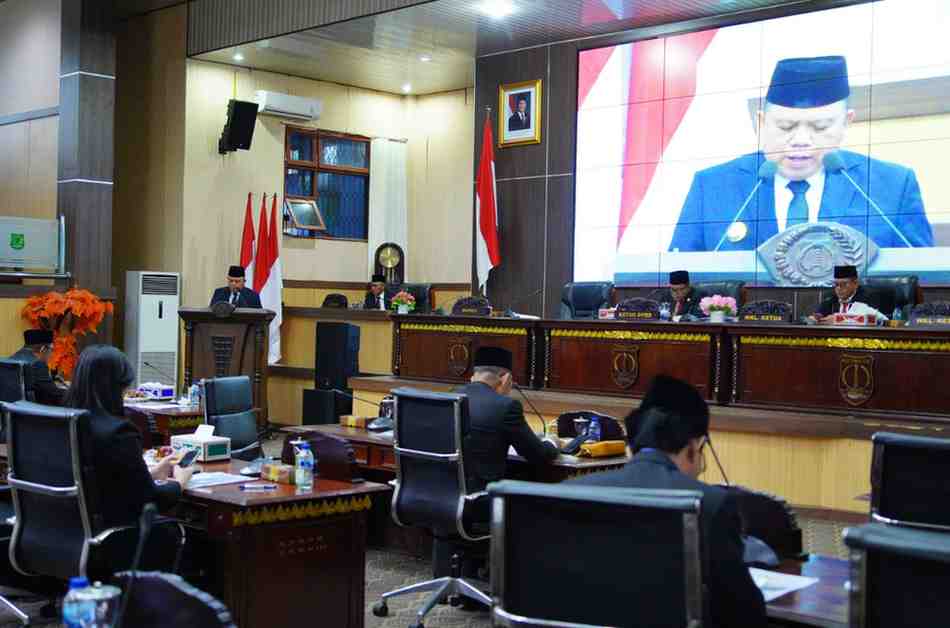Pj Bupati Muba, Sandi Fahlevi menyampaikan pidato setelah mendengar paparan hasil reses DPRD Muba, Senin (2/12/2024). Foto: Kominfo Muba.