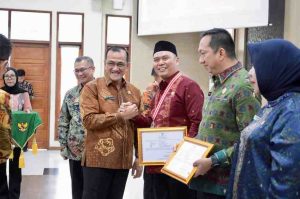 Sekretaris Daerah (Sekda) Provinsi Sumsel Drs H Edward Candra MH menutup dengan resmi Pelatihan Kepemimpinan Nasional (PKN) Tingkat II Tahun 2024, bertempat di Aula BPSDMD Provinsi Sumsel, Sabtu (21/12/2024) siang, Foto: Humas Pemprov Sumsel.