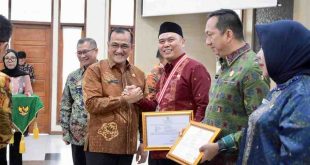 Sekretaris Daerah (Sekda) Provinsi Sumsel Drs H Edward Candra MH menutup dengan resmi Pelatihan Kepemimpinan Nasional (PKN) Tingkat II Tahun 2024, bertempat di Aula BPSDMD Provinsi Sumsel, Sabtu (21/12/2024) siang, Foto: Humas Pemprov Sumsel.