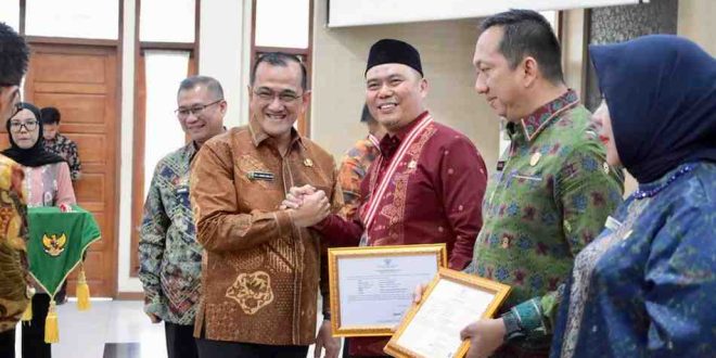 Sekretaris Daerah (Sekda) Provinsi Sumsel Drs H Edward Candra MH menutup dengan resmi Pelatihan Kepemimpinan Nasional (PKN) Tingkat II Tahun 2024, bertempat di Aula BPSDMD Provinsi Sumsel, Sabtu (21/12/2024) siang, Foto: Humas Pemprov Sumsel.