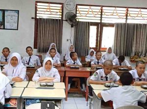 Suasana di sebuah SMPN di Palembang saat ujicoba makanan bergizi gratis beberapa waktu lalu. Foto: Dok Sumselheadline.