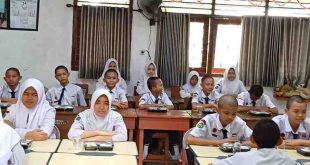 Suasana di sebuah SMPN di Palembang saat ujicoba makanan bergizi gratis beberapa waktu lalu. Foto: Dok Sumselheadline.