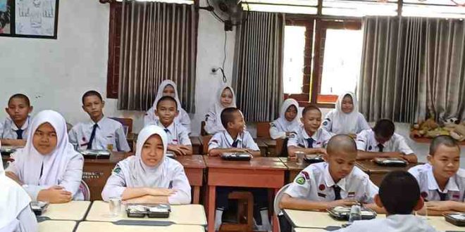 Suasana di sebuah SMPN di Palembang saat ujicoba makanan bergizi gratis beberapa waktu lalu. Foto: Dok Sumselheadline.
