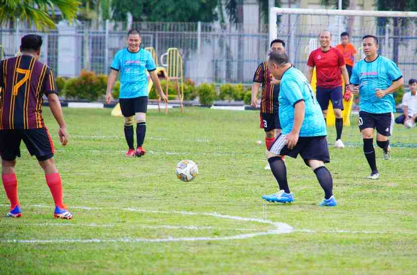 Pj Bupati Muba H. Sandi Fahlepi, turut ambil bagian dalam pertandingan seru dalam rangka Hari Perkebunan Nasional di halaman rumah dinas bupati, Senin 16/12/2024). Foto: KOminfo Muba.