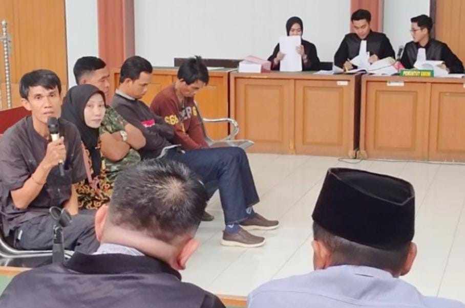 Para saksi yang dihadirkan dalam sidang oknum Kades Harimau Tandang Kabupaten Ogan Ilir bernama Syamsul di PN Tipikor Palembang, Selasa (3/12/2024). Foto: Sumselheadline/Ela.