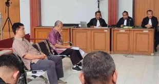 Dua terdakwa kasus dugaan korupsi terkait PLTU Bukit Asam di PN Tipikor Palembang, Rabu (4/12/2024). Foto: Sumselheadline/Ela.