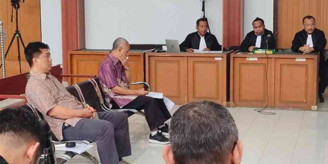 Dua terdakwa kasus dugaan korupsi terkait PLTU Bukit Asam di PN Tipikor Palembang, Rabu (4/12/2024). Foto: Sumselheadline/Ela.