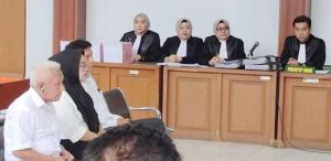 Para terdakwa kasus IUP batubara Lahat, saat mengikuti sidang putusan sela di PN Tipikor Palembang, Senin (2/12/2024). Foto: Sumselheadline/Ela.