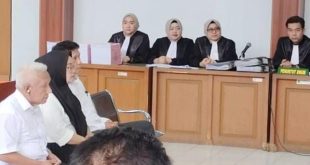 Para terdakwa kasus IUP batubara Lahat, saat mengikuti sidang putusan sela di PN Tipikor Palembang, Senin (2/12/2024). Foto: Sumselheadline/Ela.