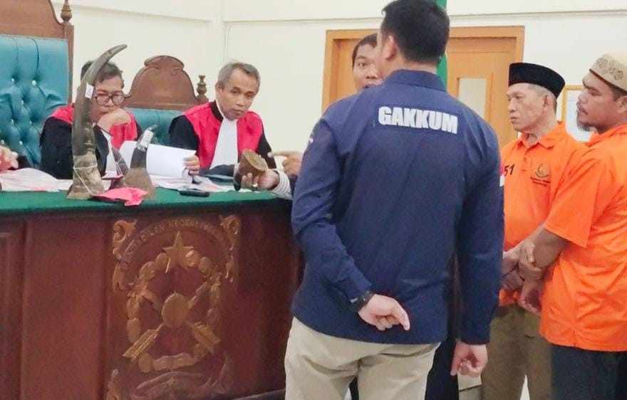 Jaksa memperlihatkan cula badak dan gading gajah yang diperjualbelikan terdakwa di PN Palembang, Selasa (10/12/2024). Foto: Sumselheadline/Ela.
