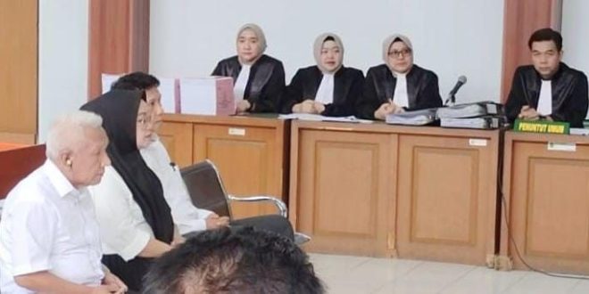 Para terdakwa kasus IUP batubara Lahat, saat mengikuti sidang putusan sela di PN Tipikor Palembang, Senin (2/12/2024). Foto: Sumselheadline/Ela.