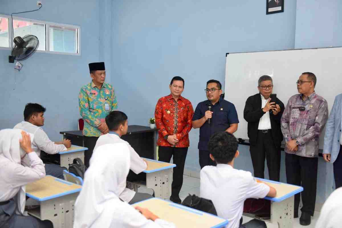 Pj Gubernur Sumsel, Eelen Setiadi berdampingi anggota Komisi II DPR RI, M. Rifqinizamy Karsayuda beserta rombongan  tim meninjau simulasi Makan Bergizi Gratis (MBG) di SMK Negeri 2 Palembang, Jumat (13/12/2024). Foto: Humas Pemprov Sumsel.
