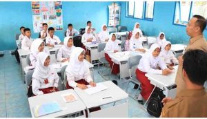 Kepala Dinas Pendidikan Palembang, Adrianus Amri saat meninjau sekolah dasar negeri. Foto: Dok Sumselheadline.