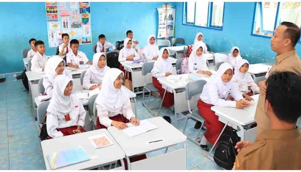 Kepala Dinas Pendidikan Palembang, Adrianus Amri saat meninjau sekolah dasar negeri. Foto: Dok Sumselheadline.