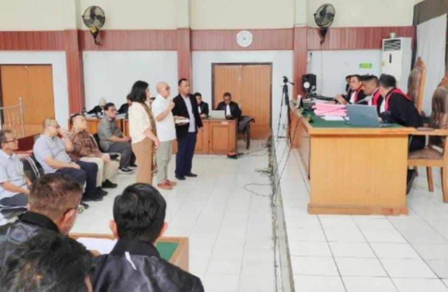 Vice Presiden PTBA Bidang Pengembangan Tambang Wali Hasunah saat dihadirkan tim penuntut umum Kejari Lahat, dalam sidang korupsi IUP Batu Bara Lahat senilai Rp495 miliar di PN Palembang, Senin (9/12/2024). Foto: Sumselheadline/Ela.