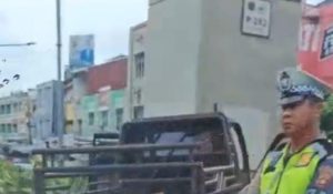 Sebuah mobil pick up yang menabrak tiang RLT di Jl Kol Barlian, Palembang, Senin (16/12/2024). Foto: Sumselheadline/Ela.