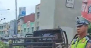 Sebuah mobil pick up yang menabrak tiang RLT di Jl Kol Barlian, Palembang, Senin (16/12/2024). Foto: Sumselheadline/Ela.