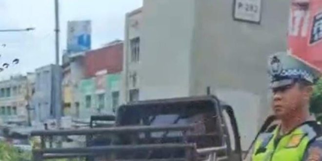 Sebuah mobil pick up yang menabrak tiang RLT di Jl Kol Barlian, Palembang, Senin (16/12/2024). Foto: Sumselheadline/Ela.