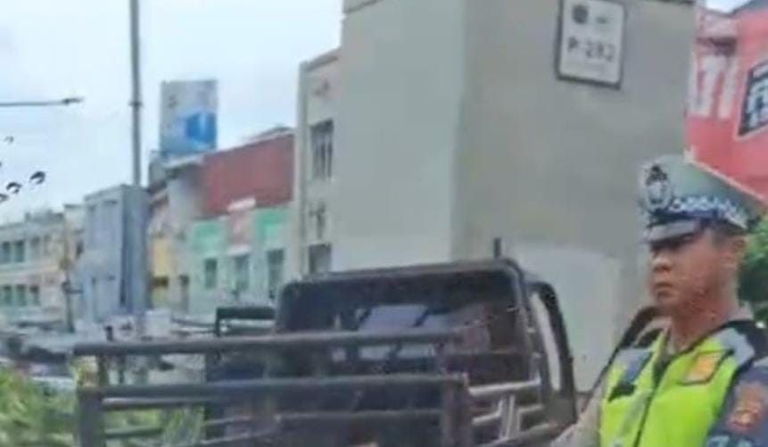Sebuah mobil pick up yang menabrak tiang RLT di Jl Kol Barlian, Palembang, Senin (16/12/2024). Foto: Sumselheadline/Ela.