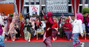 Para istri pejabat Pemprov Sumsel tampak asyik parade kebaya di halaman Griya Agung, Palembang, Jumat (6/12/2024). Foto: Humas Pemprov Sumsel.
