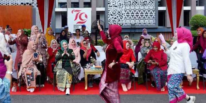 Para istri pejabat Pemprov Sumsel tampak asyik parade kebaya di halaman Griya Agung, Palembang, Jumat (6/12/2024). Foto: Humas Pemprov Sumsel.