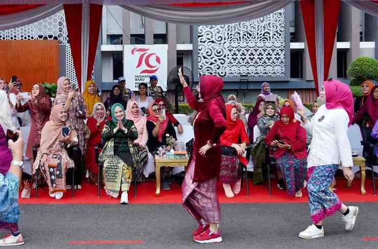 Para istri pejabat Pemprov Sumsel tampak asyik parade kebaya di halaman Griya Agung, Palembang, Jumat (6/12/2024). Foto: Humas Pemprov Sumsel.