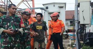 Aswandi (28), tengah, akhirnya turun dari tower komunikasi, setelah dirayu petugas, Senin (9/12/2024). Foto: Sumselheadline/Ela.