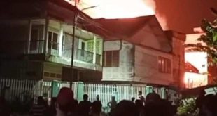Api melahap sebuah rumah di Sayangan, Palembang, Minggu (22/12/2024) jelang subuh. Foto: screenshot medsos.
