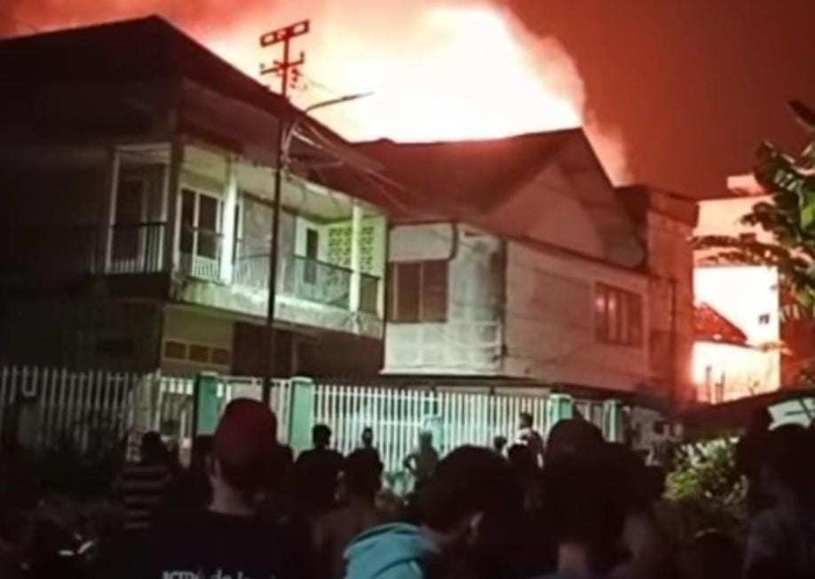 Api melahap sebuah rumah di Sayangan, Palembang, Minggu (22/12/2024) jelang subuh. Foto: screenshot medsos.