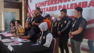 Rika (baju orange), tersangka pelaku peracun adik iparnya hingga tewas, dihadirkan penyidik dalam pers konfrenece. Foto: Sumselheadline/Ela.