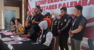 Rika (baju orange), tersangka pelaku peracun adik iparnya hingga tewas, dihadirkan penyidik dalam pers konfrenece. Foto: Sumselheadline/Ela.