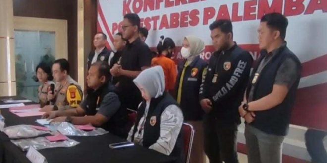 Rika (baju orange), tersangka pelaku peracun adik iparnya hingga tewas, dihadirkan penyidik dalam pers konfrenece. Foto: Sumselheadline/Ela.