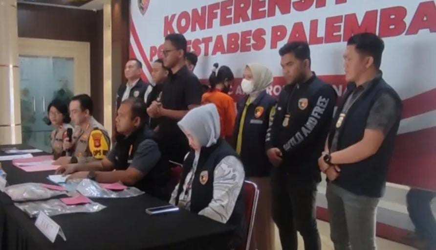 Rika (baju orange), tersangka pelaku peracun adik iparnya hingga tewas, dihadirkan penyidik dalam pers konfrenece. Foto: Sumselheadline/Ela.