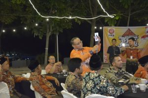 Ketua DPW PKS Sumsel, Muhammad Toha bersama peserta Rakor sedang vide call dengan Herman Deru, Gubernur Sumsel terpilih, Jumat (13/12/2024) malam. Foto: Dok PKS Sumsel.