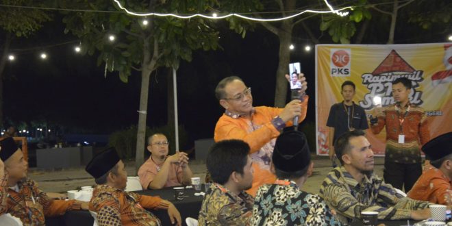 Ketua DPW PKS Sumsel, Muhammad Toha bersama peserta Rakor sedang vide call dengan Herman Deru, Gubernur Sumsel terpilih, Jumat (13/12/2024) malam. Foto: Dok PKS Sumsel.