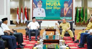 Pj Bupati Musi Banyuasin H Sandi Fahlepi didampingi Sekretaris Daerah Kabupaten Muba Drs H Apriyadi MSi menyambut kunjungan silaturahmi pasangan Calon Bupati dan Wakil Bupati terpilih H M Toha Tohet SH dan Kyai Rohman di Guest House Griya Bumi Serasan Sekate, Senin (16/12/2024). Foto: Kominfo Muba.