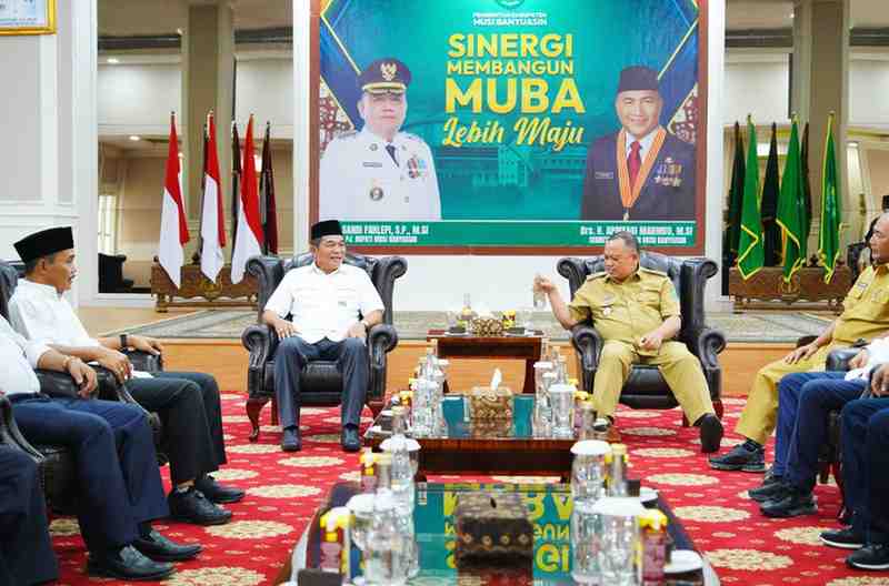 Pj Bupati Musi Banyuasin H Sandi Fahlepi didampingi Sekretaris Daerah Kabupaten Muba Drs H Apriyadi MSi menyambut kunjungan silaturahmi pasangan Calon Bupati dan Wakil Bupati terpilih H M Toha Tohet SH dan Kyai Rohman di Guest House Griya Bumi Serasan Sekate, Senin (16/12/2024). Foto: Kominfo Muba.