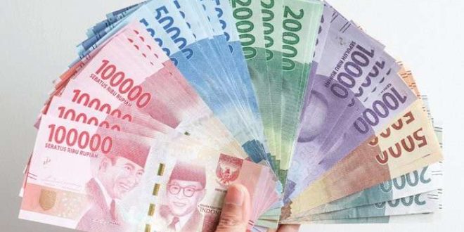 Ilustrasi uang gaji karyawan. Foto: IST
