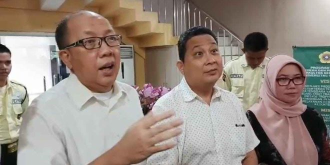 Wakil Dekan I Bidang Akademik FK Unsri Prof Dr Irfannuddin saat memberikan penjelasan pada wartawan, Selasa (17/12/2024). Foto: Sumselheadline/Ela.