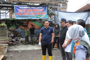 Penjabat (Pj) Wali kota Palembang Cheka Virgowansyah meninjau lokasi sampah di Pasar Kuto, Jumat (6/12/2024). Foto: Kominfo Palembang.