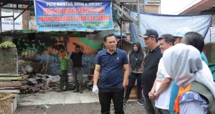 Penjabat (Pj) Wali kota Palembang Cheka Virgowansyah meninjau lokasi sampah di Pasar Kuto, Jumat (6/12/2024). Foto: Kominfo Palembang.