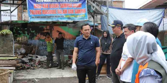 Penjabat (Pj) Wali kota Palembang Cheka Virgowansyah meninjau lokasi sampah di Pasar Kuto, Jumat (6/12/2024). Foto: Kominfo Palembang.